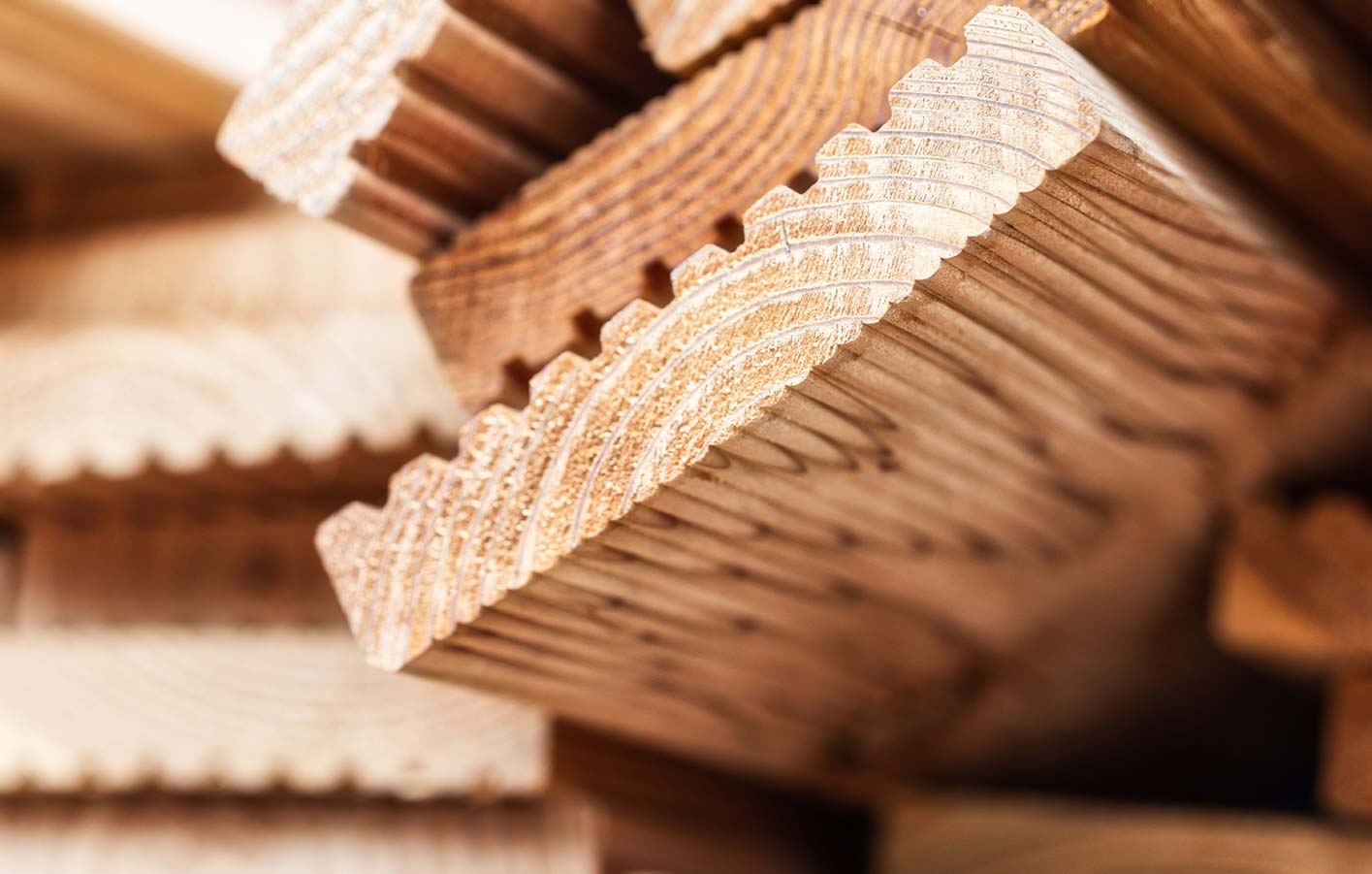 Die Terrassendielen für Ihre neue Terrasse und das Zubehör finden Sie bei uns Nahaufnahme Stapel Holz-Terrassendielen