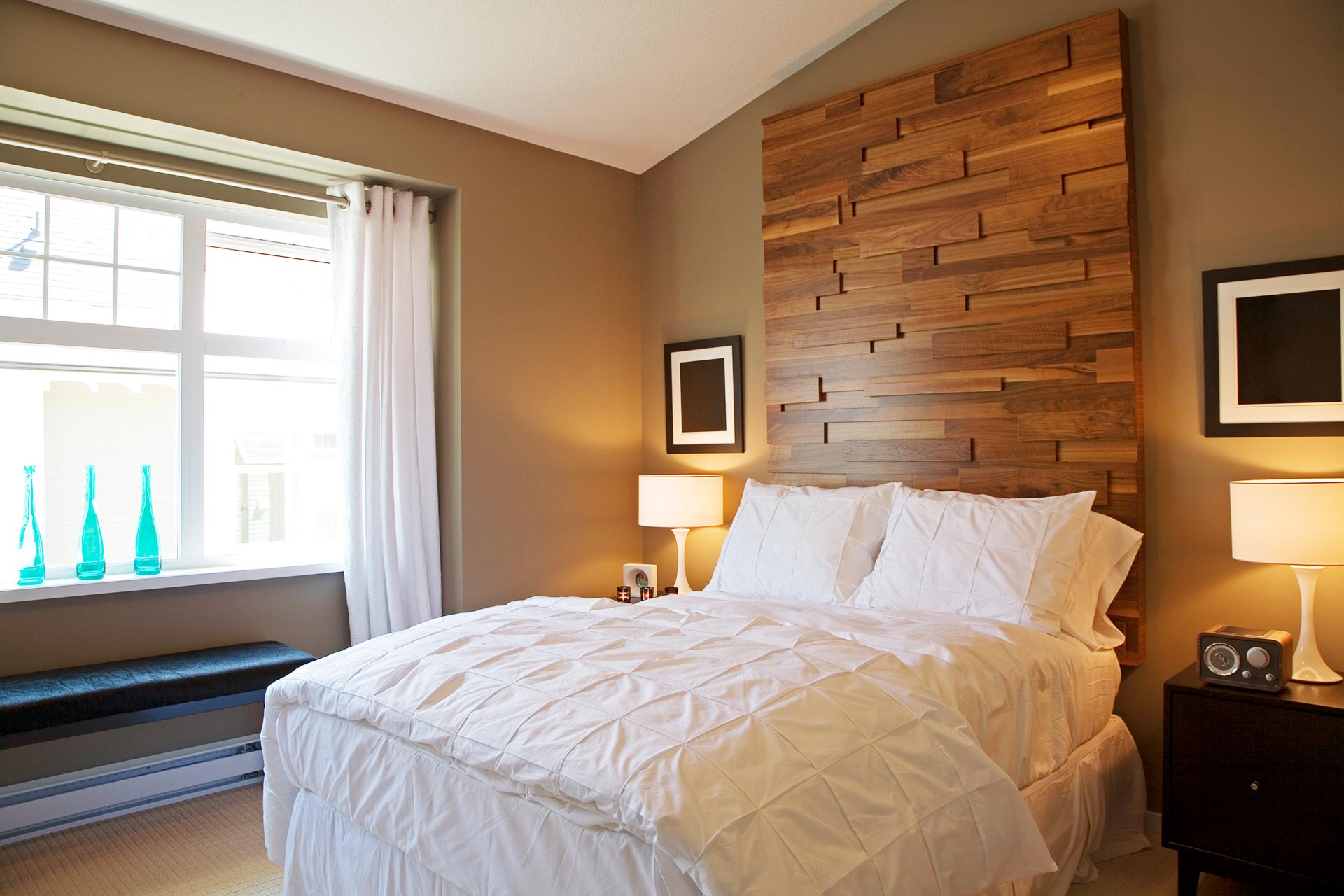 Paneele und Holzpaneel - moderne Wandgestaltung Schlafzimmer mit Holz an der Wand
