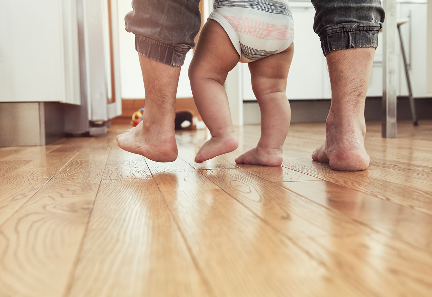 Papa und Kind auf Holz-Fußboden